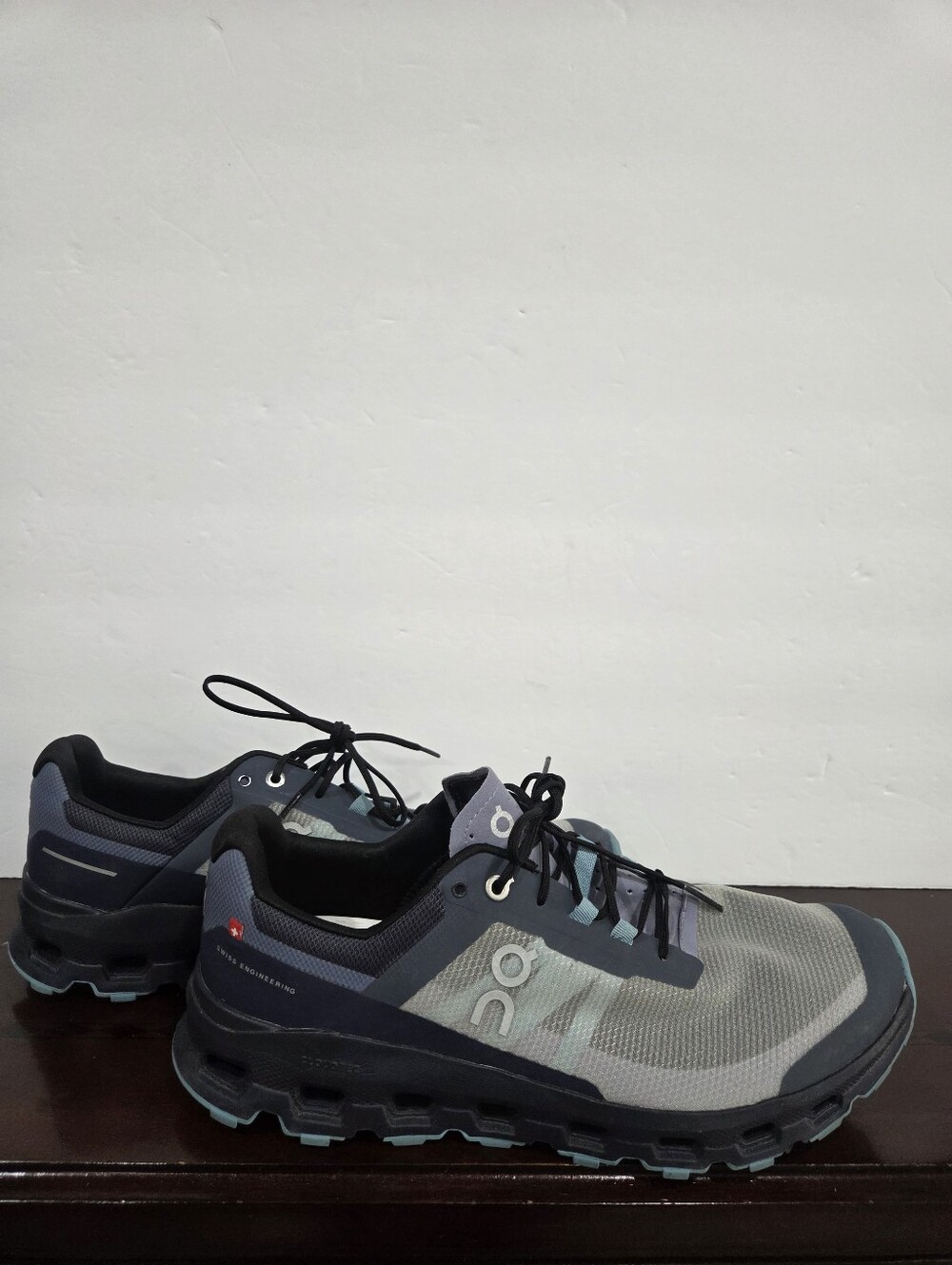 On Running Women's Trail Runners in Gray and Blue Sz.11